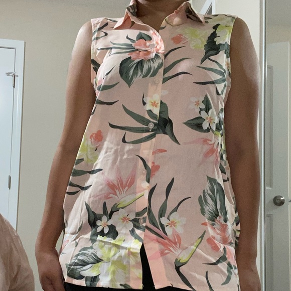 Sleeveless Blouse - Picture 2 of 4